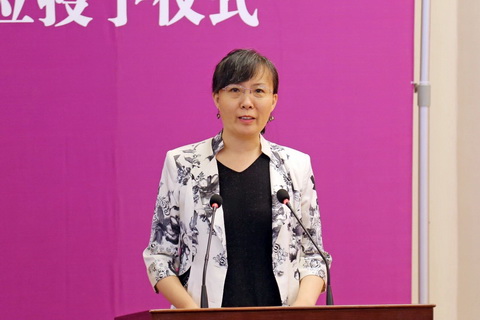 副校长李淑云宣读《关于表彰辽宁大学2020年优秀博士学位论文和优秀