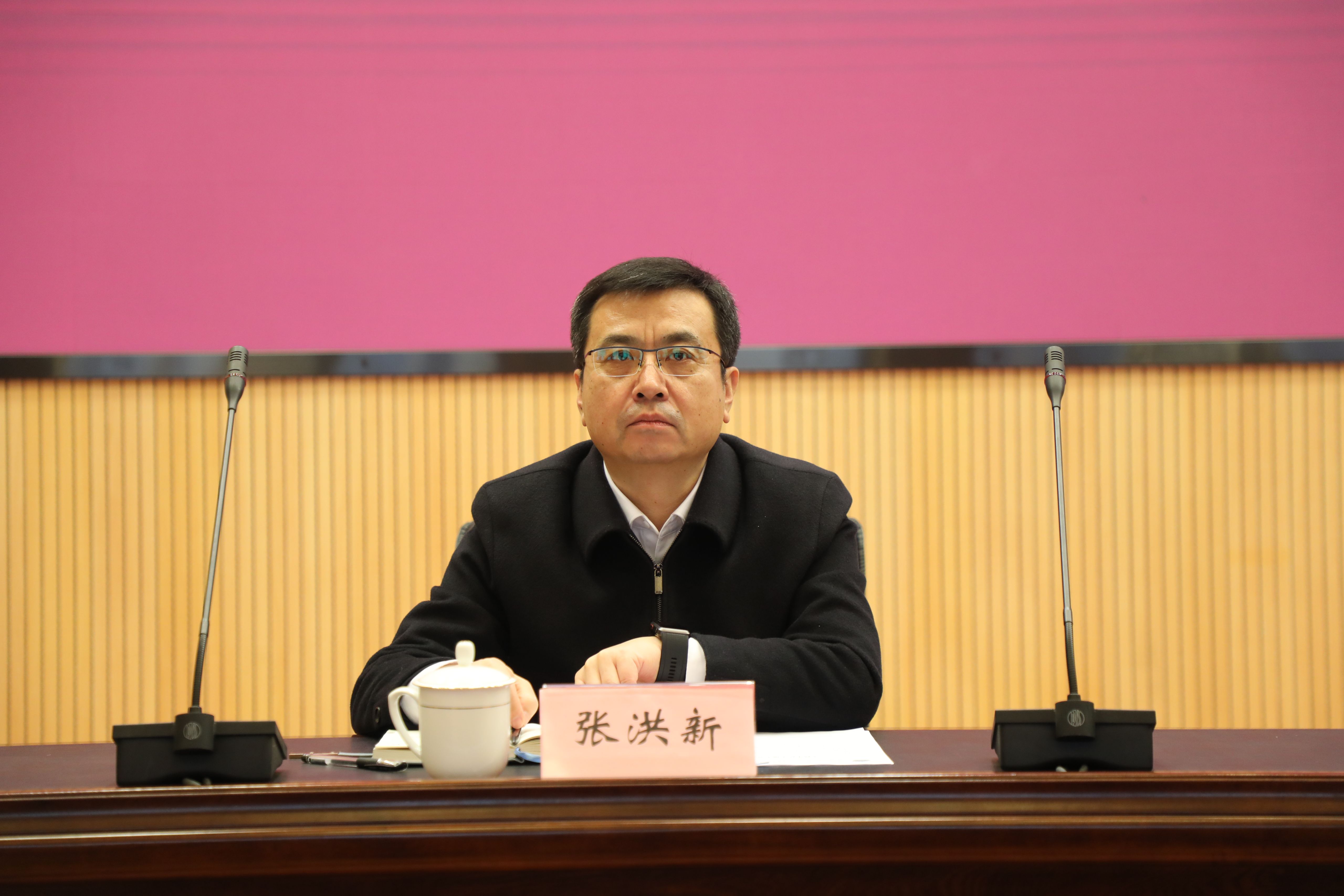 学校召开新学期全校中层干部大会